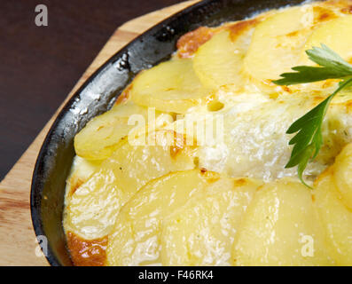 Wolfsbarsch im Tajine. Ofenkartoffeln mit Sauerrahm Stockfoto