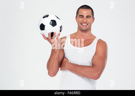 Porträt eines glücklichen jungen Mannes halten Fußball isoliert auf weißem Hintergrund Stockfoto