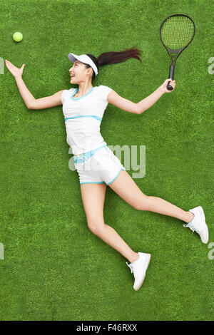 Junge Frau, die Tennis spielen Stockfoto