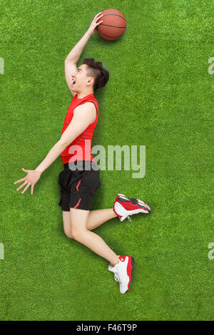 Junger Mann, Basketball spielen Stockfoto