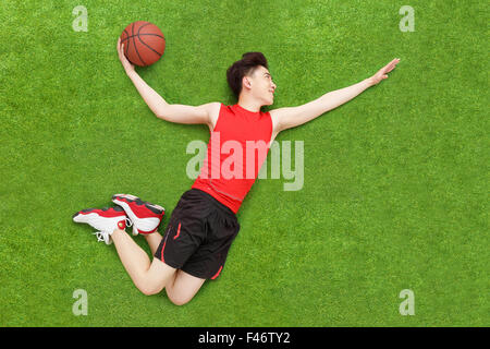 Junger Mann, Basketball spielen Stockfoto