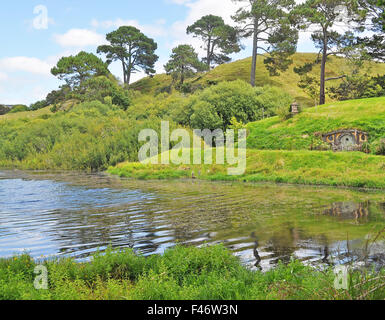 Hobbingen, Auenland, Neuseeland. Reflexion des Haus am See. Stockfoto