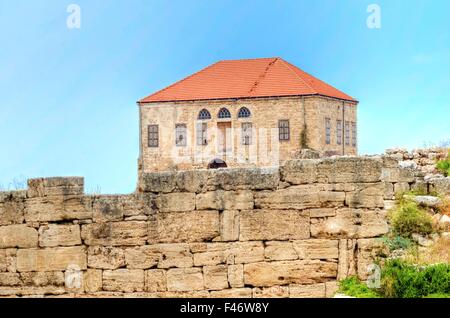 Die Überreste eines traditionellen libanesischen Hauses auf dem antiken und historischen Gelände der Burg der Kreuzritter in Byblos, Libanon. Es ein Stockfoto