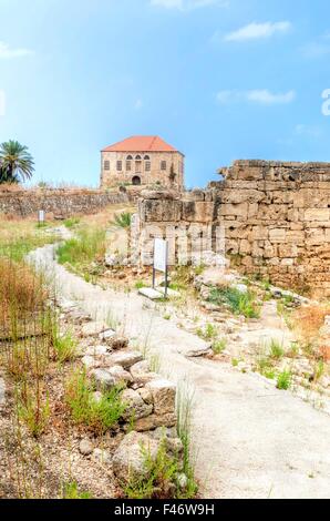 Die Überreste eines traditionellen libanesischen Hauses auf dem antiken und historischen Gelände der Burg der Kreuzritter in Byblos, Libanon. Es ein Stockfoto