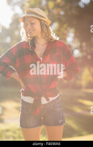 Lächelnde Blondine im park Stockfoto