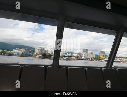 Blick vom SeaBus überqueren den Burrard Inlet und nähert sich Lonsdale Quay Terminal, North Shore, Vancouver, Kanada Stockfoto