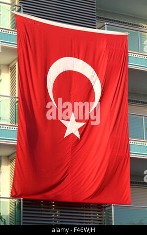 Rote türkische Flagge am Gebäude nah oben fotografiert Stockfoto