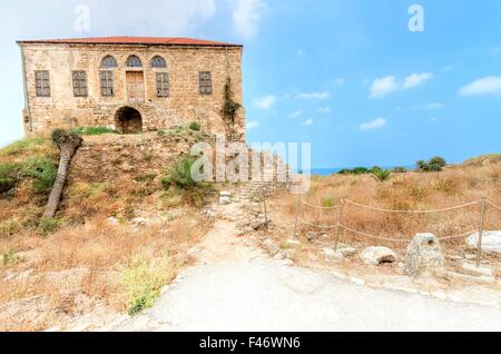Die Überreste eines traditionellen libanesischen Hauses auf dem antiken und historischen Gelände der Burg der Kreuzritter in Byblos, Libanon. Es ein Stockfoto
