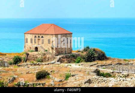 Die Überreste eines traditionellen libanesischen Hauses auf dem antiken und historischen Gelände der Burg der Kreuzritter in Byblos, Libanon. Es ein Stockfoto