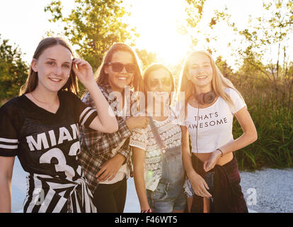 Mädchen im Teenageralter hängen an einem Sommertag, Europa Stockfoto