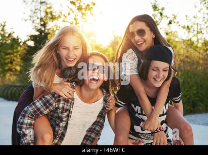 Freunde heraus hängen an einem Sommertag Stockfoto