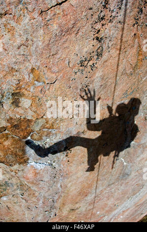 Ein Kletterer an einer Wand des Felsens, Schweden. Stockfoto