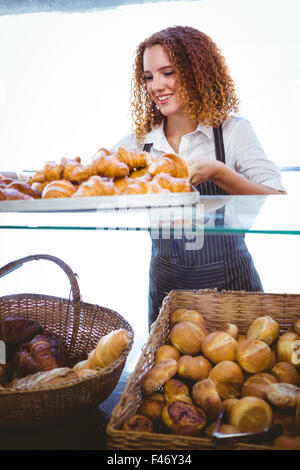 Gerne hübsche Barista bereitet Teller mit Gebäck Stockfoto