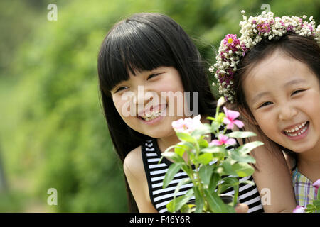 Porträt von zwei Mädchen mit Blumen Stockfoto