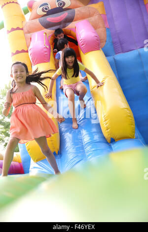 Kinder im Freizeitpark Stockfoto