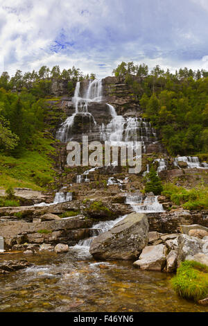 Strassenverlauf Wasserfall - Norwegen Stockfoto