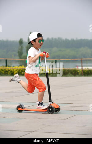 Mädchen reiten scooter Stockfoto