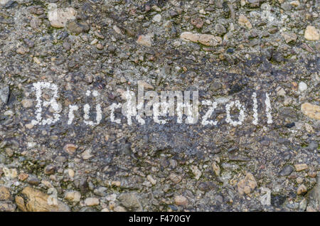 Betonwand mit Inschrift Stockfoto