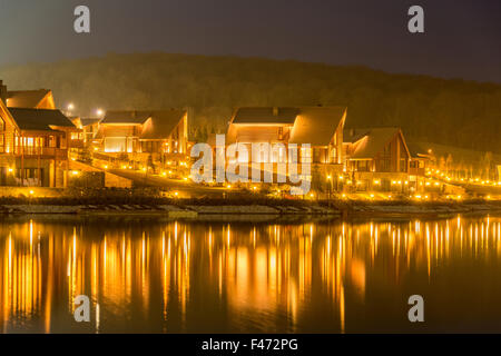 Schönes modernes Haus in der Nähe von See Stockfoto