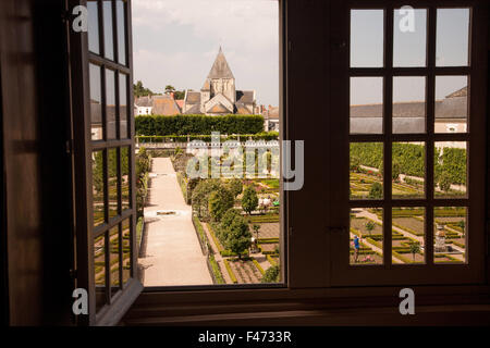 Die Gärten am Chateau de Villandry, Frankreich, durch ein offenes Fenster Stockfoto