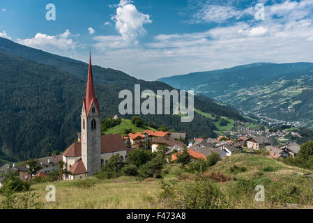 Teis Dorf oberhalb Villnösser Tal, Eisacktal hinter, Dolomiten, Alpen, Südtirol Provinz Trentino-Südtirol, Italien Stockfoto