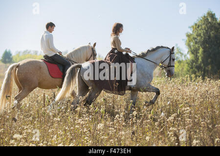 Junges Paar in Liebe auf einem Pferd Stockfoto