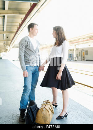 Ein junges Paar sagt auf Wiedersehen auf einem Bahnhof, Schweden. Stockfoto