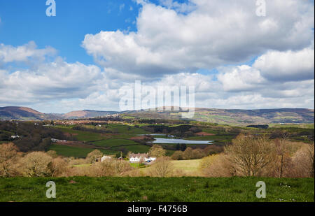 Die Aussicht vom Ridgeway, Newport Blick nordwestlich über Yns-y-fro Reservoir in Richtung der Berge von Twmbarlwm und Machen, Wales. Stockfoto