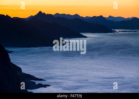 Blick vom Reinebringen, Reinebriggen, 442m, Mitternachtssonne, auf den Inselketten der Berge, Moskenes, Moskenesøy, Lofoten Stockfoto