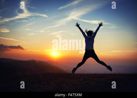 Junge Frau bei Sonnenuntergang Stockfoto