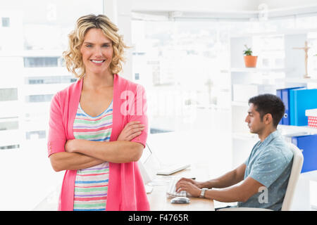 Porträt von lächelnden Frau arbeitete vor ihrer Kollegin Stockfoto