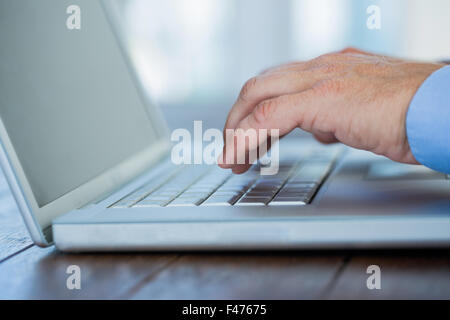 Nahaufnahme der Geschäftsmann mit Laptop-computer Stockfoto