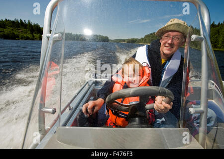 Großvater und Enkel in einem Boot, Schweden. Stockfoto