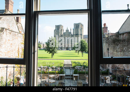 Swan Hotel, Wells, Somerset, England, Großbritannien Das Schwan-Hotel im Zentrum von Brunnen ist ein beliebter Ort für Hochzeiten mit Wells Cathedral Blick Stockfoto