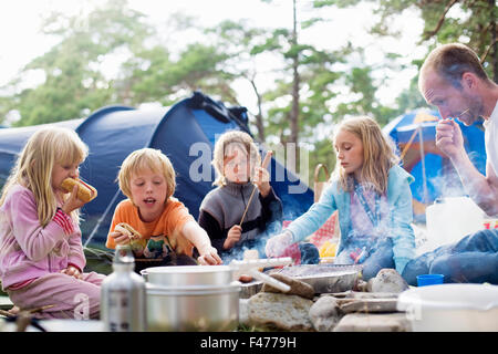 Eine Familie Essen vor einem Zelt, Schweden. Stockfoto