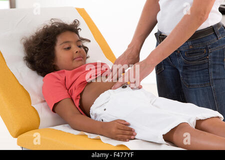 BAUCH ABTASTEN, KIND Stockfoto