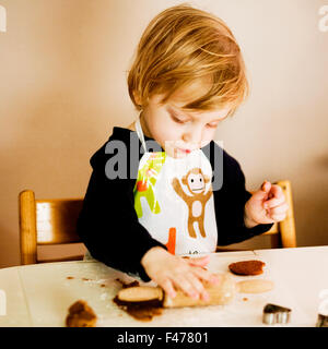 Ein Junge Lebkuchen zu Weihnachten. Stockfoto