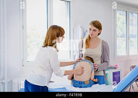 HINTEREN SYMPTOMATIK, KIND Stockfoto