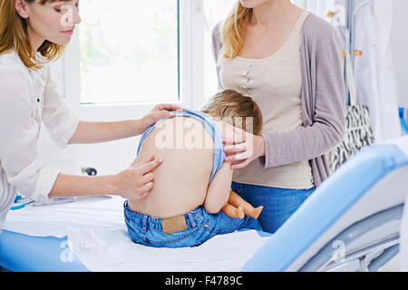 HINTEREN SYMPTOMATIK, KIND Stockfoto