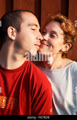 Porträt eines jungen Paares in der Sonne, Schweden. Stockfoto