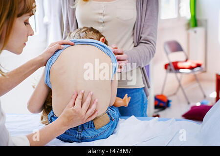 HINTEREN SYMPTOMATIK, KIND Stockfoto