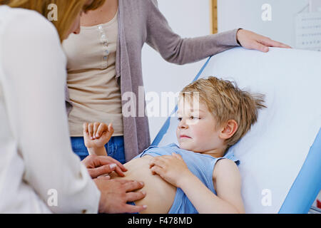 BAUCH ABTASTEN, KIND Stockfoto