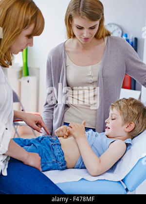 BAUCH ABTASTEN, KIND Stockfoto