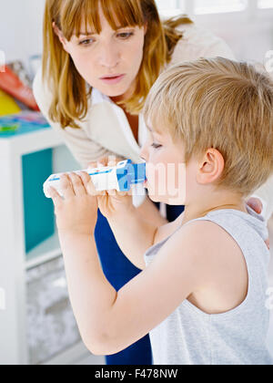 ATMUNG, SPIROMETRIE BEI EINEM KIND Stockfoto