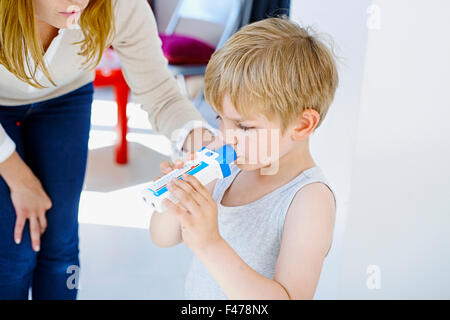ATMUNG, SPIROMETRIE BEI EINEM KIND Stockfoto