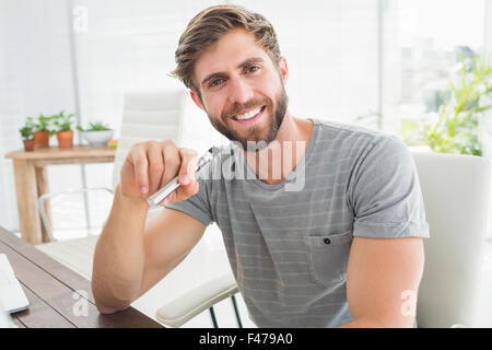 Unternehmer, die eine elektronische Zigarette rauchen Stockfoto