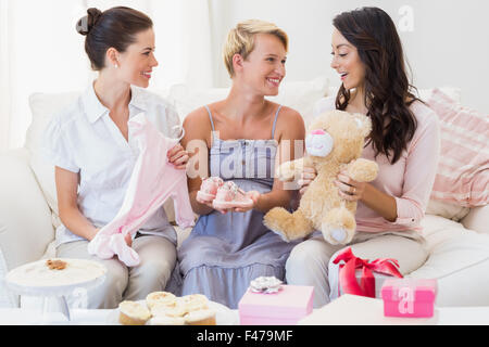 Schwangere Frau empfangen Baby-Geschenke Stockfoto