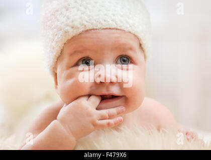 Porträt von liebenswert lächelndes Babymädchen Stockfoto