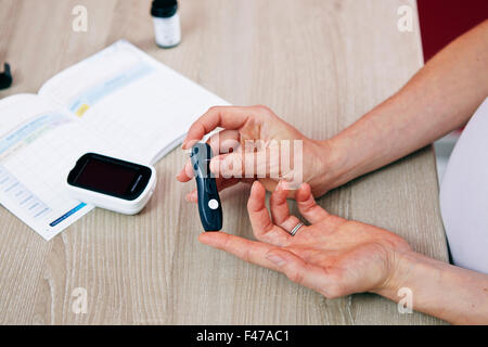 TEST FÜR DIABETES, SCHWANGERE FRAU Stockfoto