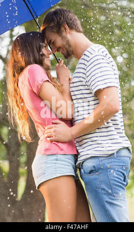 Süßes Paar umarmt unter dem Dach Stockfoto